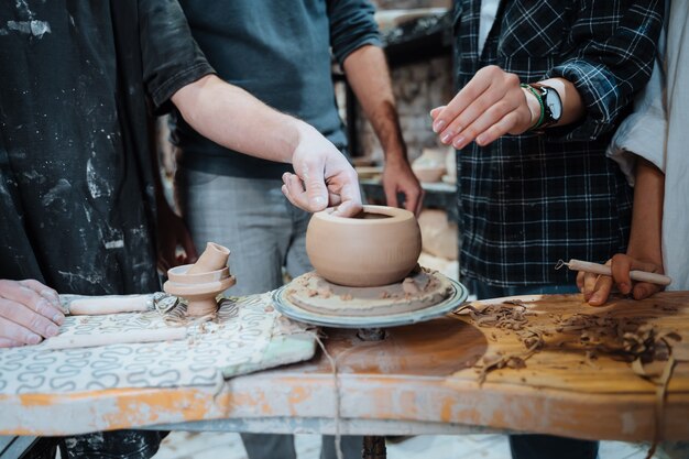 Faire un pot en argile à la main. Cours de poterie avec maître.