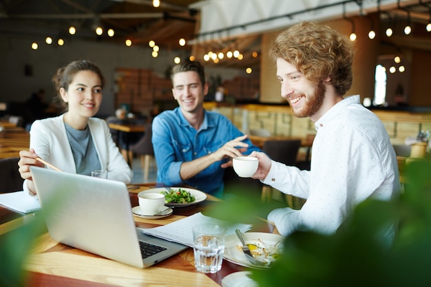 Photo gratuite faire une présentation