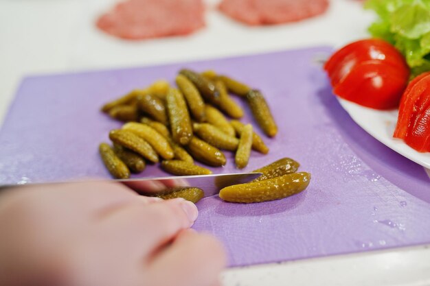 Faire tremper des hamburgers dans la cuisine à la maison pendant la période de quarantaine