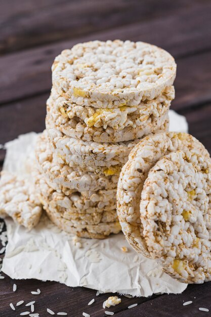 Fait maison empilé de riz soufflé sur un bureau en bois