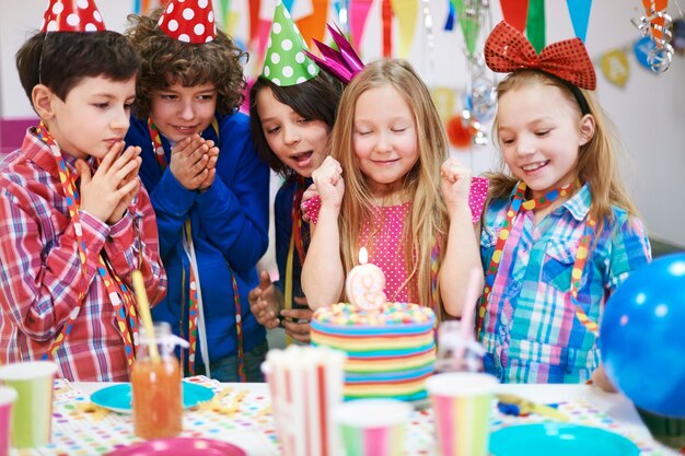 Faites un vœu et soufflez la bougie sur le gâteau d'anniversaire!