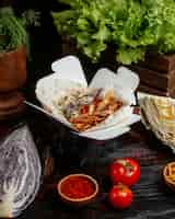 Photo gratuite fajitas au poulet avec salade au lavash, plats à emporter servis avec des légumes.
