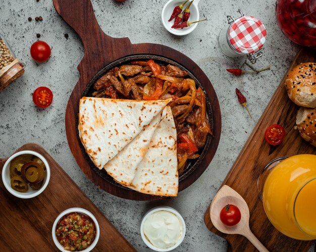 fajitos au poulet avec vue de dessus de lavash