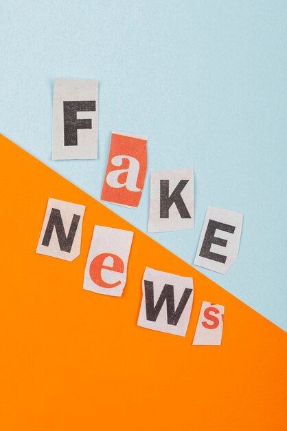Fake news avec des morceaux de papier au-dessus de la vue