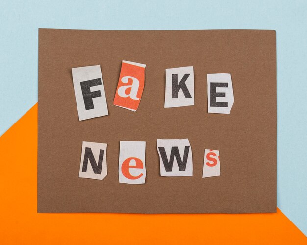 Fake news avec des morceaux de papier