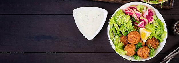 Falafel et légumes frais. Bol de Bouddha. Plats du Moyen-Orient ou arabes Vue de dessus. Bannière