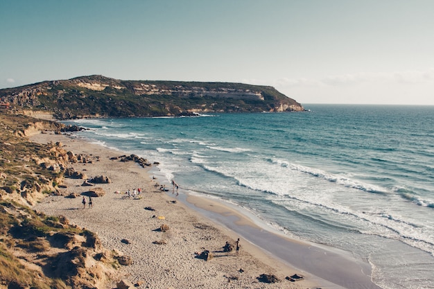 Falaise au bord de la mer de sable sous un ciel clair