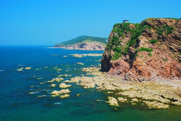 Falaise au bord de la mer