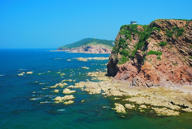 Falaise au bord de la mer