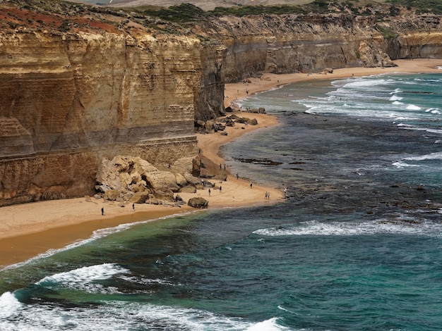 Falaises de l'océan avec plage de sable