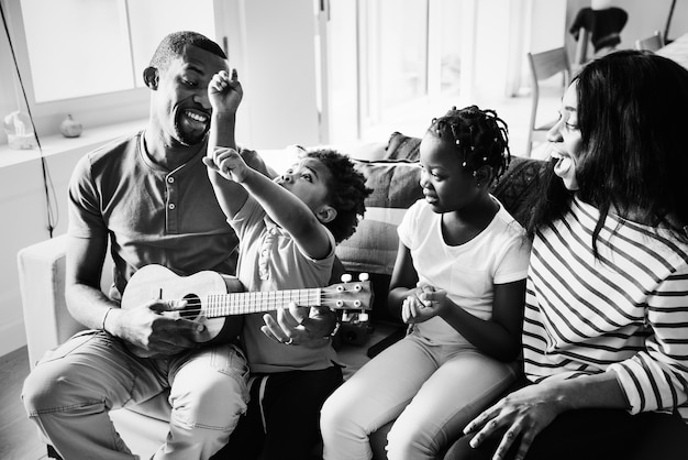 Famille africaine passant du temps ensemble