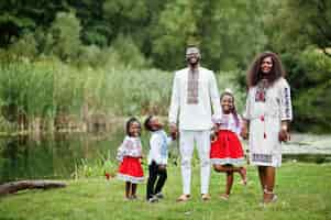 Photo gratuite famille africaine en vêtements traditionnels au parc