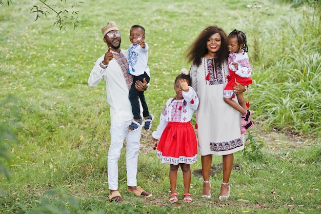 Photo gratuite famille africaine en vêtements traditionnels au parc