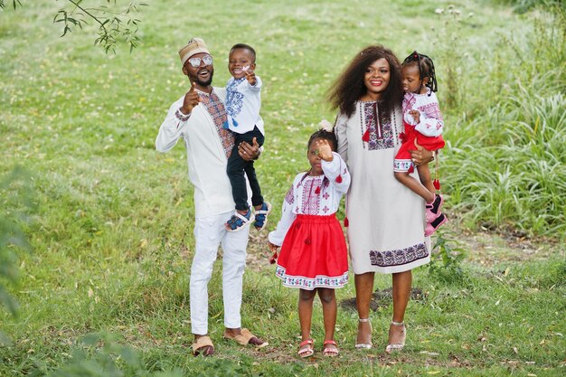 Famille africaine en vêtements traditionnels au parc