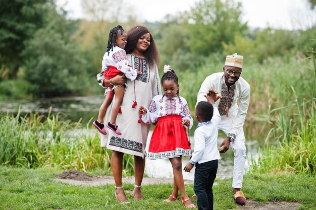 Famille africaine en vêtements traditionnels au parc