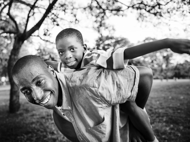 Famille afro-américaine en plein air de qualité