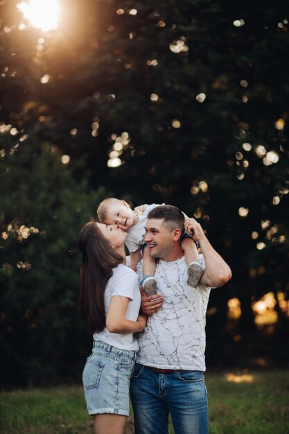 Famille aimante avec bébé dans le parc.