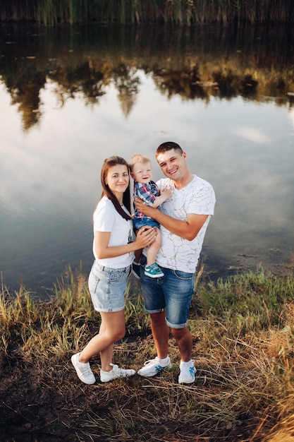 Photo gratuite famille aimante avec bébé dans le parc.