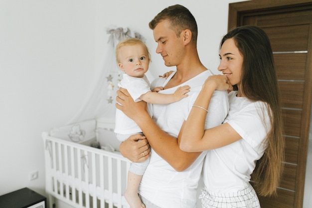 La famille aime rester ensemble dans leur maison