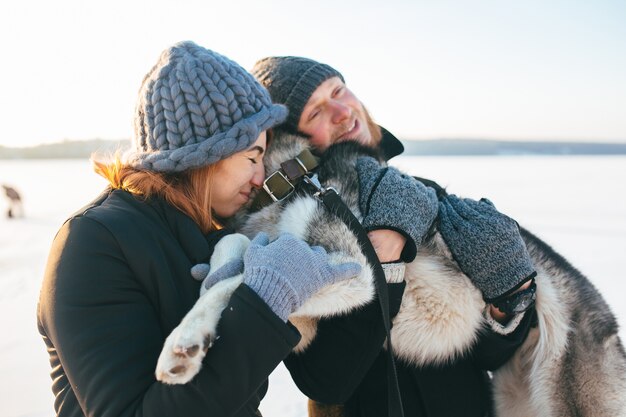 Famille amoureuse avec un chien