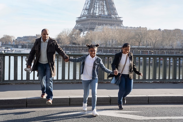 Photo gratuite famille appréciant leur voyage à paris