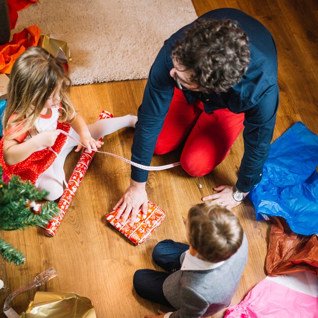 Famille avec arbre de Noël et cadeaux