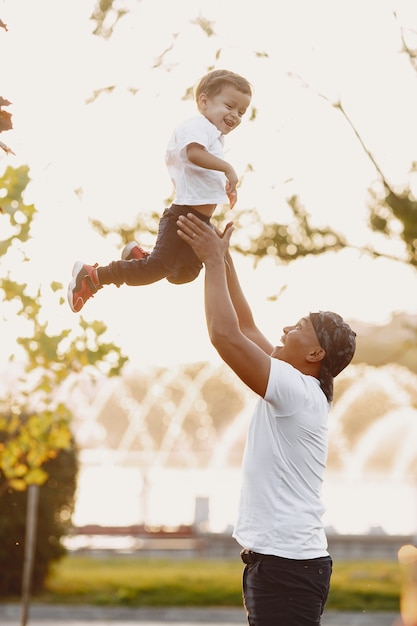 Famille asiatique dans un parc. Homme dans un t-shirt blanc.