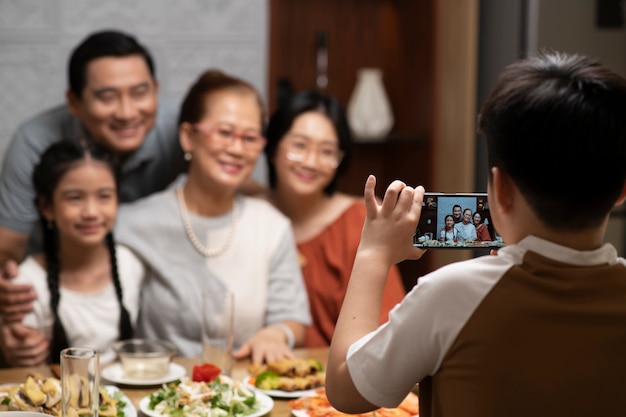 Famille asiatique mangeant ensemble