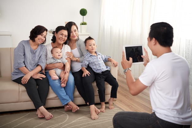 Famille asiatique posant pour un portrait