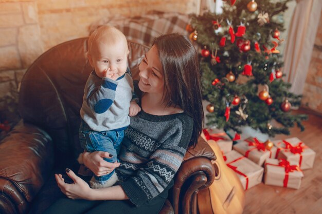 Famille assis sur un canapé avec un chien à Noël