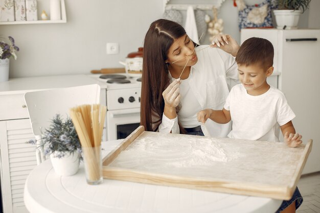 Famille assis dans une cuisine et faire cuire la pâte pour les cookies