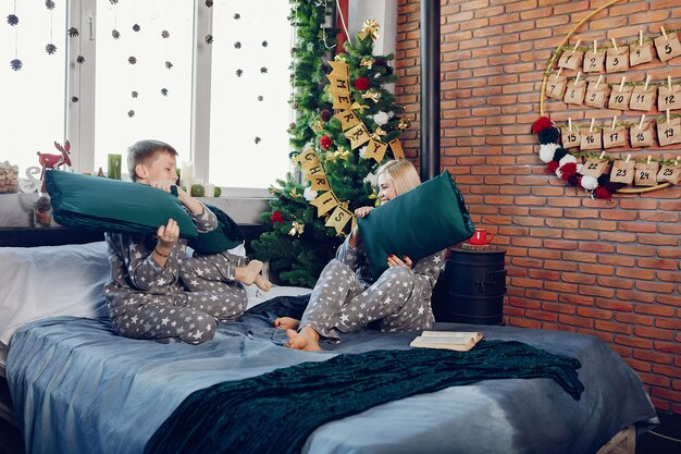 Famille assise sur un lit