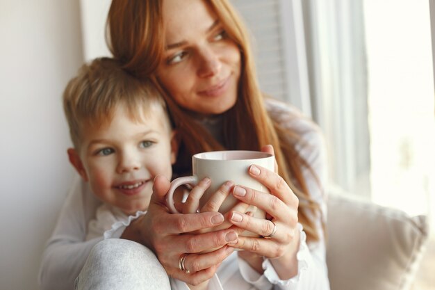 Famille assise à la maison avec des cadeaux