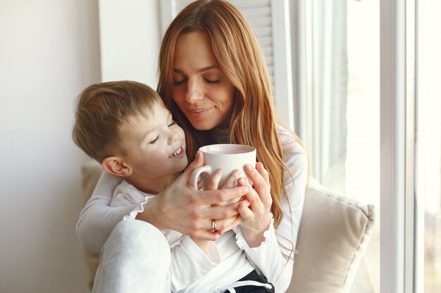 Famille assise à la maison avec des cadeaux