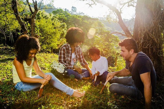 Famille assise sous un arbre