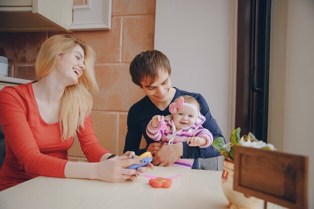 famille au café