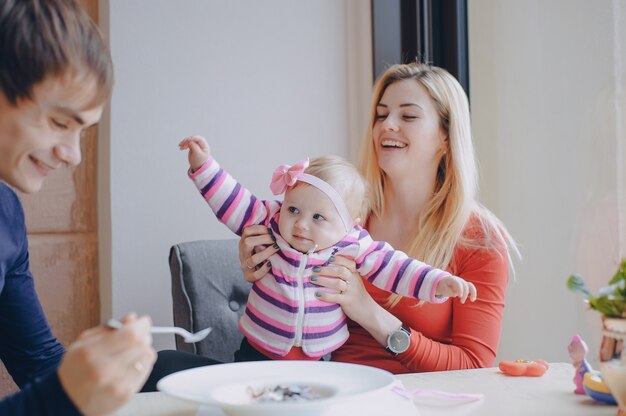 famille au café