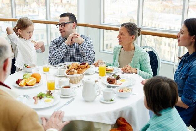 Famille au restaurant