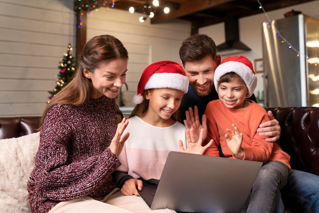 Famille ayant un appel vidéo le jour de noël