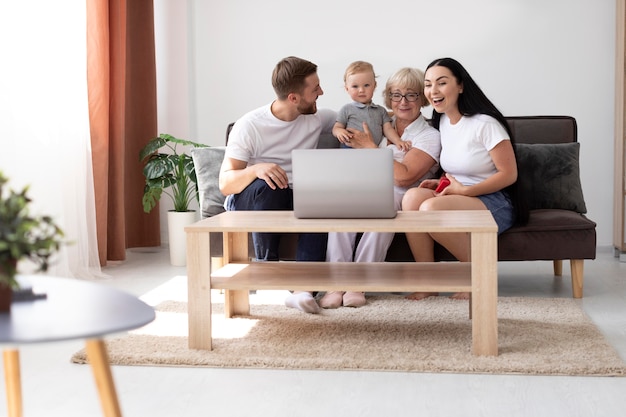 Famille ayant un appel vidéo à la maison