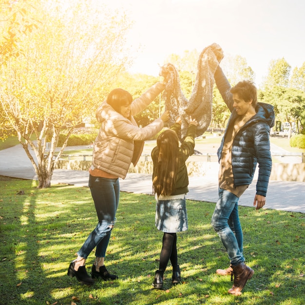 Famille ayant de beaux mouvements heureux dans le parc