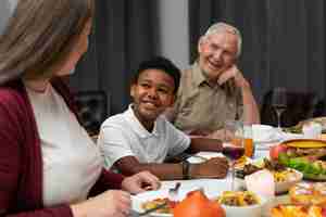 Photo gratuite famille ayant un bon dîner de thanksgiving ensemble