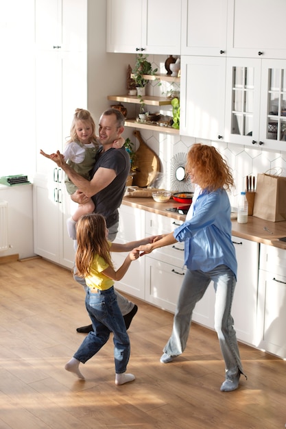 Photo gratuite famille ayant du temps de qualité ensemble