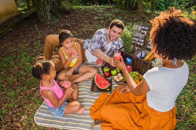 Famille ayant un pique-nique avec pastèque