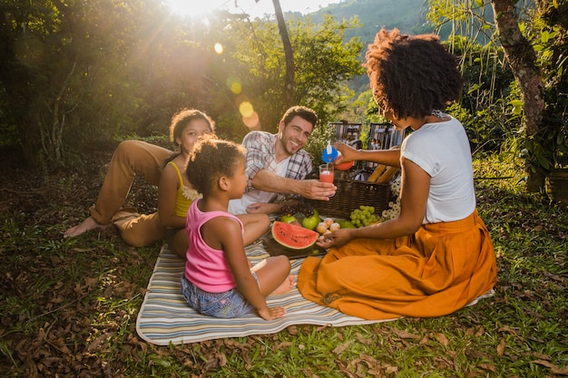 Photo gratuite famille ayant un pique-nique de week-end