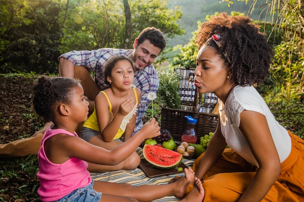 Famille ayant un pique-nique