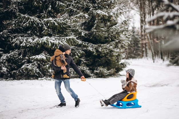 Famille sur une balade en traîneau