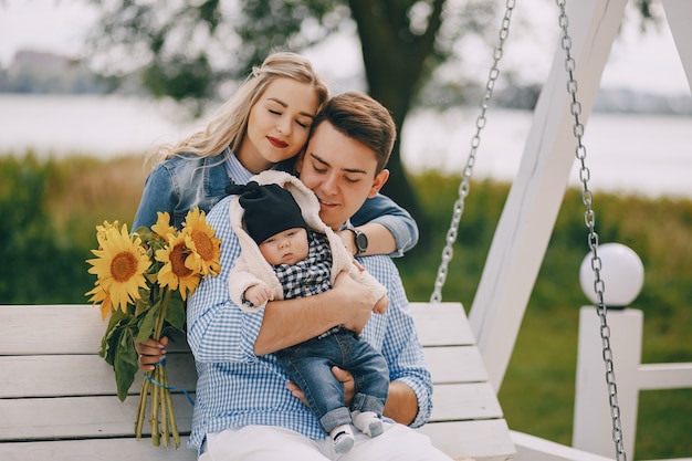 famille sur une balançoire