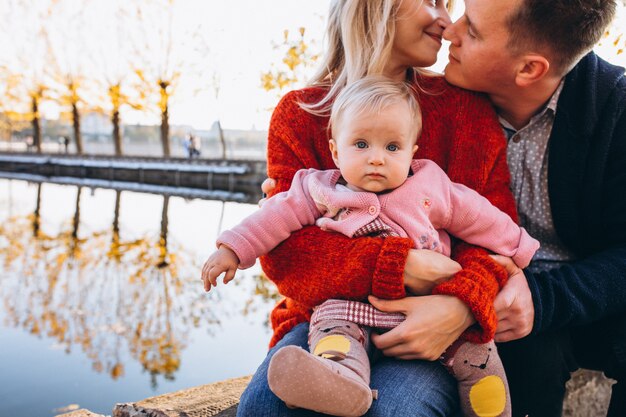 Photo gratuite famille avec bébé fille marchant dans le parc