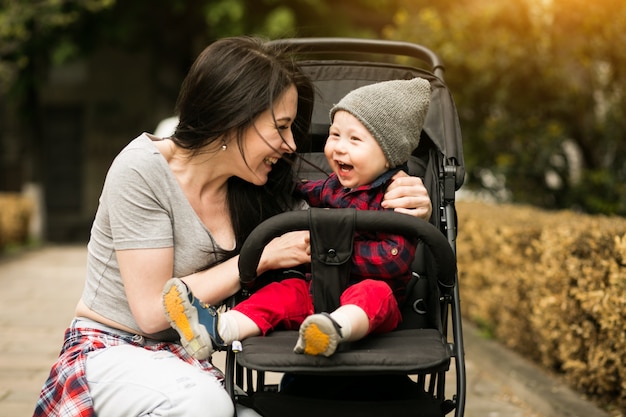 Famille bébé jeune enfant heureux